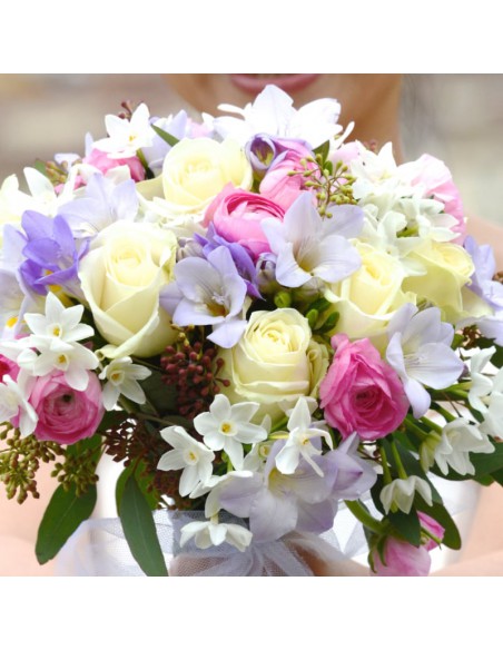 Ramo primaveral con narcisos, fresias luna azul, rosas blancas