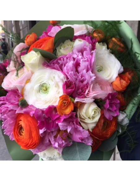 Ramo colorido con ranúnculos naranjas y blancos, peonías fucsias y rosas blancas de avalancha