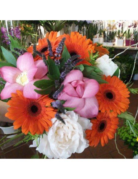 Fior di loto rosa, peonie bianche, germini arancio e punte di menta fiorita