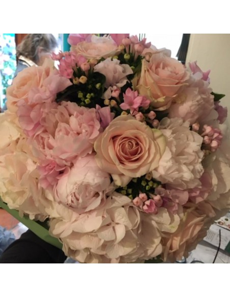 Ortensie, rose, peonie e bouvardia