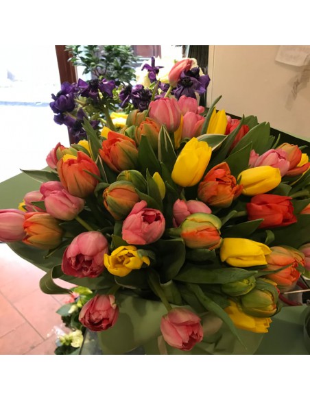 Ramo de tulipanes de colores mezclados
